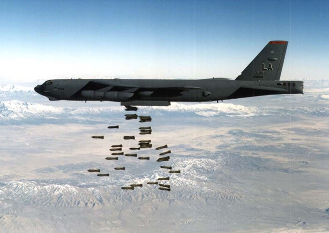 B-52 Stratofortress - máy bay ném bom chiến lược "không tuổi" của Không quân Mỹ. Được đưa vào vận hành từ năm 1955, B-52 đã lập kỷ lục 60 năm hoạt động liên tục vào năm 2015. Tính đến năm 2012, 85 chiếc đang hoạt động và 9 chiếc dự trữ. Không quân Mỹ dự kiến duy trì hoạt động B-52 đến năm 2040.