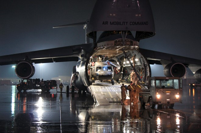 C-5 Galaxy - phi cơ vận tải quân sự lớn nhất của Không quân Mỹ. C-5 có thể chở theo 112,4 tấn hàng hóa. Đến năm 2017, Không quân Mỹ sẽ vận hành 52 máy bay C-5M Super Galaxy, phiên bản nâng cấp từ C-5.