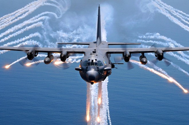 AC-130 Gunship là phiên bản cường kích được phát triển trên khung máy bay vận tải quân sự đa dụng C-130. Phi cơ được trang bị một pháo 105 mm và 40 mm đem lại khả năng chi viện hỏa lực mạnh mẽ.