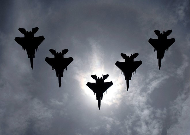 F-15 Eagle là loại máy bay chiến đấu đa nhiệm chủ lực của Không quân Mỹ. F-15 có thể làm nhiệm vụ chiếm ưu thế trên không, trinh sát, tấn công mặt đất mạnh mẽ. 468 chiếc đang hoạt động gồm 2 phiên bản F-15 Eagle và F-15E Strike Eagle.