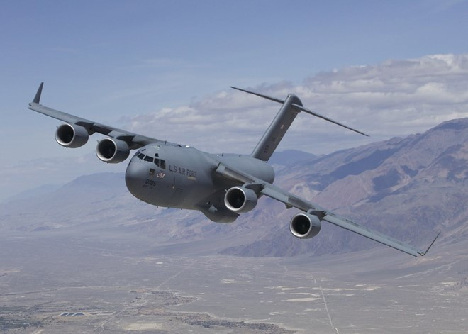 C-17 Globemaster III- cầu hàng không chủ lực của Không quân Mỹ với 187 chiếc đang hoạt động. Phi cơ này có thể chở theo tới 77 tấn hàng hóa, trang thiết bị quân sự.