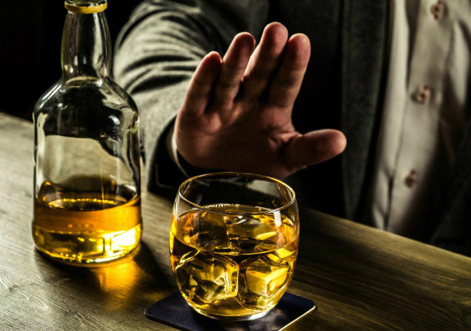 Sau một thời gian kết hôn, ông Dimitr Gushterov nhập ngũ và đi làm nhiệm vụ ở Hy Lạp. Trước khi lên đường, bà Vanga đã dặn chồng cần tránh xa nước, bao gồm rượu.