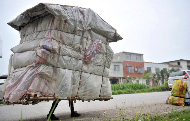 Thêm một ngôi nhà di động nữa nhưng không được lắp bánh xe mà di chuyển bằng chính đôi chân của chủ nhà. Ngôi nhà này do một kiến trúc sư 73 tuổi tự tay xây dựng, nó có thể xoay quanh trục, nâng cao lên hoặc hạ thấp xuống sát mặt đất.