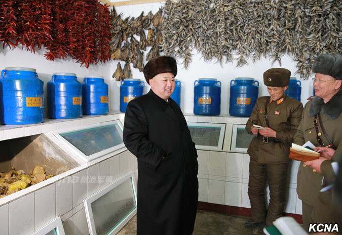 Sau tập trận, ông Kim Jong-un đã tới thăm doanh trại của Sư đoàn 105 và các lực lượng tham gia tập trận. Nguồn ảnh: KCNA
