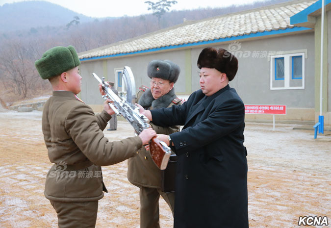 Đó là những khẩu súng được mạ bạc. Nguồn ảnh: KCNA