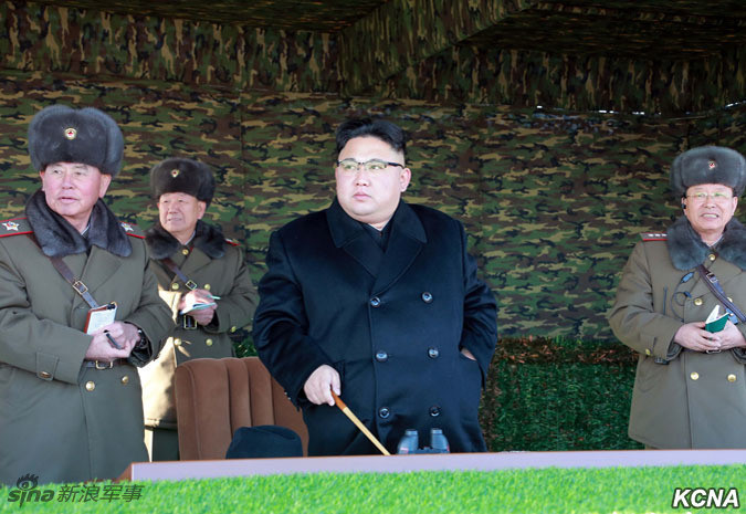 Theo hãng thông tấn TW Triều Tiên (KCNA), hôm 28/2, nhà lãnh đạo Cộng hòa Dân chủ Nhân dân Triều Tiên - ông Kim Jong-un đã trực tiếp chỉ đạo các trung đoàn bộ binh cơ giới được trang bị xe tăng hiện đại vượt sông trong mùa đông thực hiện các bài tập chiến thuật. Nguồn ảnh: KCNA