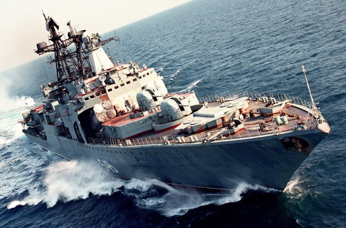 Tàu khu trục săn ngầm Đô đốc Panteleyev được khởi đóng tháng 1/1988, hạ thủy tháng 2/1990 và chính thức biên chế cho Hạm đội Thái Bình Dương từ tháng 12/1991. Còn tàu có lượng giãn nước toàn tải 7.900 tấn, dài 163m, rộng 19m, trang bị 4 động cơ tuốc bin khí cho tốc độ 35 hải lý/h, tầm hoạt động 19.400km, thủy thủ đoàn 300 người.
