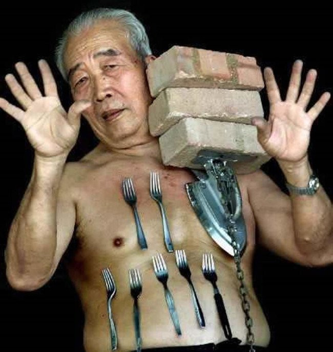 Người nam châm: Liew Thow Lin 70 tuổi đến từ Malaysia có khả năng hút các vật bằng kim loại. Cơ thể ông có thể hút nhiều vật kim loại với tổng trọng lượng 36kg. Nhờ khả năng đặc biệt này, ông Liew đã từng kéo một ô tô 4 chỗ di chuyển được quãng đường gần 20m.