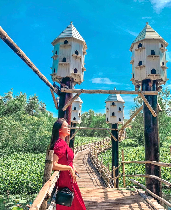 Với tổng chiều dài 10 km, "cây cầu vạn bước" nằm trong khu du lịch sinh thái rừng tràm Trà Sư (An Giang) đang giữ kỷ lục là cầu tre xuyên rừng dài nhất nước ta. Cây cầu được thiết kế đơn giản, uốn lượn mềm mại để phù hợp với địa hình nơi đây. Du khách đi trên cầu có cơ hội khám phá trọn vẹn thiên đường xanh nguyên sinh ngập nước. Ảnh: Hahinmakeup86.