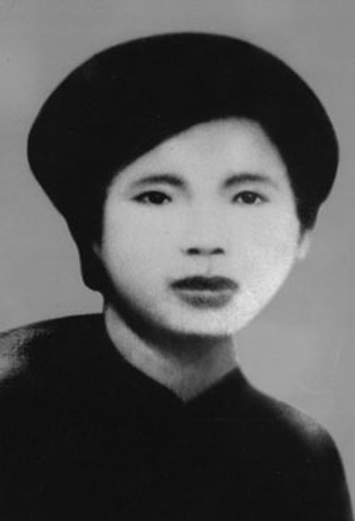 Nguyên mẫu trong bài thơ là nữ anh hùng liệt sĩ Trần Thị Bắc đã bị giặc Pháp xả đạn trong một lần bà làm giao liên dẫn đường đưa chiến sĩ từ vùng địch hậu ra “vành đai trắng” Phù Linh. Bà mất khi mới 22 tuổi đang làm y tá cứu thương.