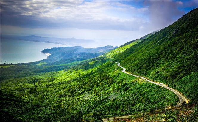 Hải Vân với một bên là núi cao, phía xa là biển lớn.