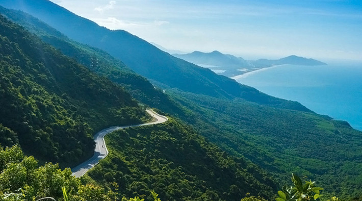 Trước đây đèo Hải Vân được gọi là đèo Ải Vân vì trên đỉnh đèo có một cửa ải hay “đèo Mây” vì quanh năm luôn có mây che phủ. Ngày xưa, khi dừng chân nơi đây, vua Lê Thánh Tông đã phong tặng đèo Hải Vân là “Thiên hạ đệ nhất hùng quan”.