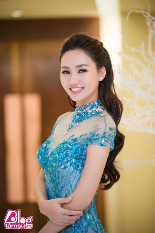 Á hậu Hoàn Vũ 2015 vừa đăng quang cũng mang tên My. Trà My vừa tốt nghiệp Đại học Thăng Long khoa Tài chính ngân hàng và hiện đang tích cực thực hiện nhiệm vụ của một Á hậu.
