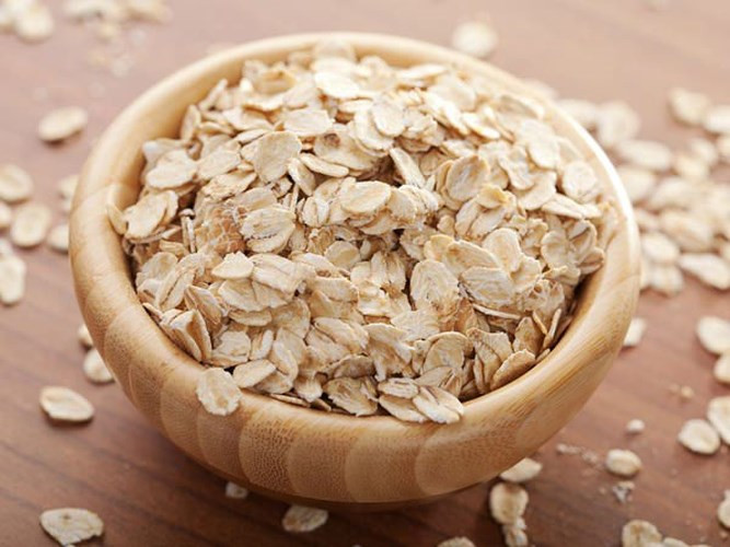 Là một trong những loại ngũ cốc gần gũi với đời sống con người, yến mạch giàu chất xơ hòa tan, giúp giảm nguy cơ mắc bệnh tim mạch, chống ung thư hay các vấn đề về đường tiêu hóa. Bên cạnh đó, yến mạch cũng có tác dụng lớn trong việc chăm sóc làn da khỏi mụn trứng cá, tẩy da chết và làm sáng da.