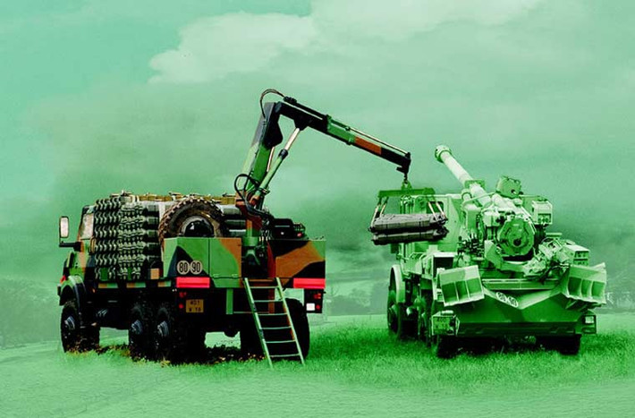 Đặc biệt, Caesar có thể làm nhiệm vụ chống xe tăng - thiết giáp với 2 loại đạn đặc biệt gồm: đạn Ogre (chứa 63 bom nhỏ với cơ chế tự hủy, có khả năng xuyên giáp dày hơn 90mm, 6 đạn Ogre có thể rải 378 bom nhỏ trên diện tích 3 héc ta ở tầm bắn 35km); đạn Bonus (chứa 2 đạn con chống tăng thông minh với tầm bắn 34km, tấn công vào phần nóc xe tăng - nơi được bọc giáp kém nhất). Trong ảnh là xe tiếp đạn cho Caesar.