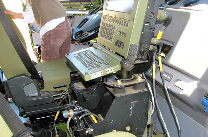 Trong cabin xe pháo được trang máy tính kiểm soát hỏa lực FAST-Hit, hệ thống radar đo sơ tốc đầu nòng ROB4 và hệ thống định vị Sigma 30, GPS cung cấp cho pháo các tham số mục tiêu đảm bảo độ chính xác cao khi bắn.