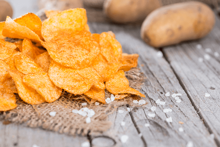 10. Snack khoai tây lát Snack khoai tây lát là thủ phạm nguy hiểm nhất. Chúng được chiên trong chất béo chuyển hóa, và nạp nhiều muối. Chúng cũng có cả chất bảo quản và màu nhân tạo.