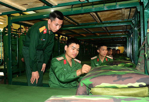 Sau những ngày đầu bỡ ngỡ, đến nay các chiến sĩ mới thuộc Lữ đoàn 144, Bộ Tổng tham mưu đã quen với các chế độ, nền nếp sinh hoạt, học tập và huấn luyện quay vòng trên các bãi tập với cường độ cao. Ảnh: Duy trì chế độ kiểm tra buổi sáng nghiêm túc, đảm bảo nội vụ vệ sinh luôn gọn đẹp, thống nhất.