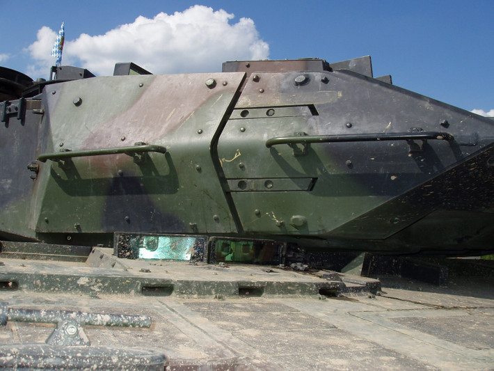 Leopard 2A6 được chế tạo với giáp phức hợp thế hệ mới cùng module giáp gắn ngoài bao bọc tháp pháo và toàn bộ thân xe.