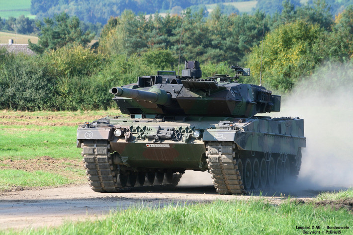 Leopard 2A6 là phiên bản nâng cấp dựa trên mẫu Leopard 2A5 của dòng xe tăng danh tiếng Leopard 2 do Đức sản xuất. Phiên bản Leopard 2A6 chính thức ra mắt năm 2001, được đánh giá là một trong những mẫu xe tăng hiện đại nhất thế giới. Thậm chí, trang mạng Military-Today còn bình luận rằng, Leopard 2A6 mạnh hơn M1A2 Abrams, Challenger 2 và Leclerc về mức độ bảo vệ, hỏa lực và tính cơ động.