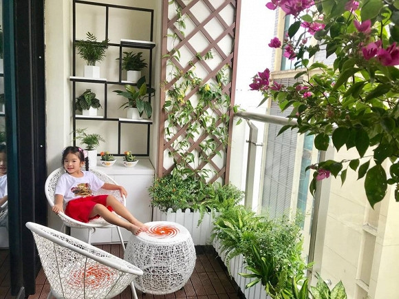 Phòng khách nối liền bàn ăn. Trong nhà, Xuân Lan thường xuyên cắm hoa để không gian luôn tươi mới, ấm cúng. Đặc biệt là khu vực ban công rất đẹp để hai mẹ con có thể ngồi trò chuyện, thư giãn và ngắm cảnh.
