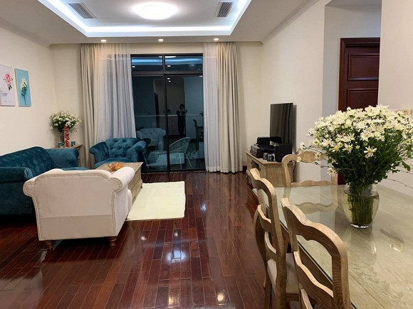 Hiện tại, Xuân Lan đang sống cùng con gái. Trên trang cá nhân của mình, siêu mẫu này thường xuyên chia sẻ căn nhà của hai mẹ con. Không gian căn hộ có lấy tông màu trắng làm chủ đạo với bộ sofa ấn tượng có màu xanh và một ghế trắng cùng bàn gỗ.