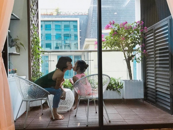 Xuân Lan là một siêu mẫu nổi tiếng trong làng thời trang Việt. Không chỉ làm nghề người mẫu mà cô còn mở học viện đào tạo những người có đam mê trình diễn thời trang, chụp ảnh ở nhiều lứa tuổi.