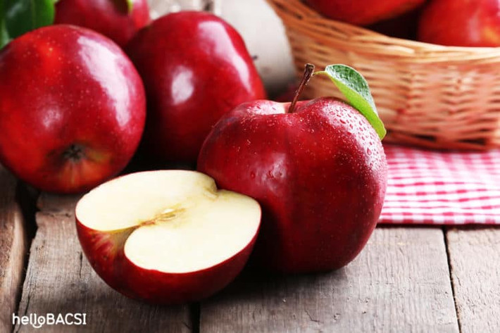 Một quả táo có thể đáp ứng đến 14% lượng vitamin C (một loại chất chống oxi hóa tự nhiên), các vitamin nhóm B, các chất xơ, dưỡng chất thực vật (giúp bảo vệ cơ thể khỏi các tác nhân gây hại đến từ các gốc tự do) và các khoáng chất như can-xi, kali cần thiết hàng ngày.