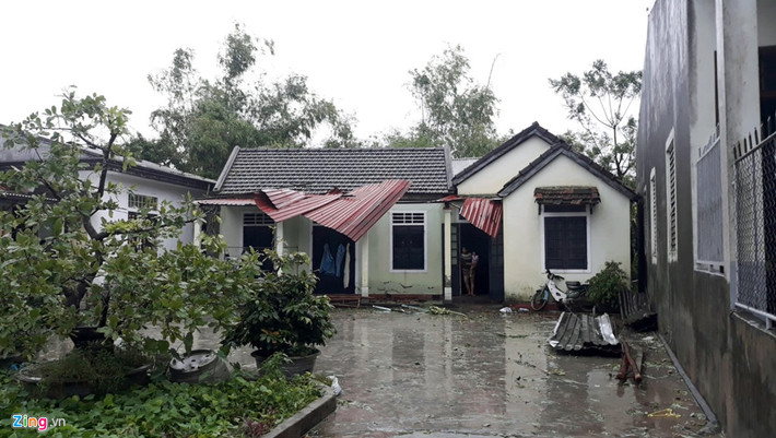 Nhiều nhà bị tốc mái tôn phía trước cửa.