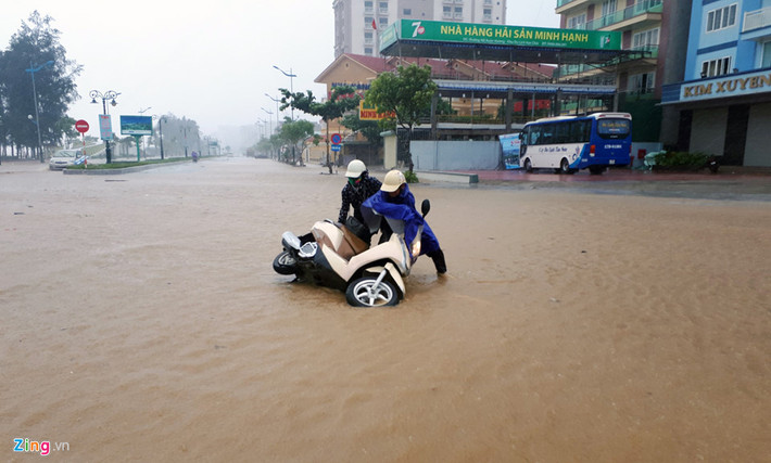 Người đi xe máy loay hoay trong làn nước ngập. Ảnh: Nguyễn Dương.