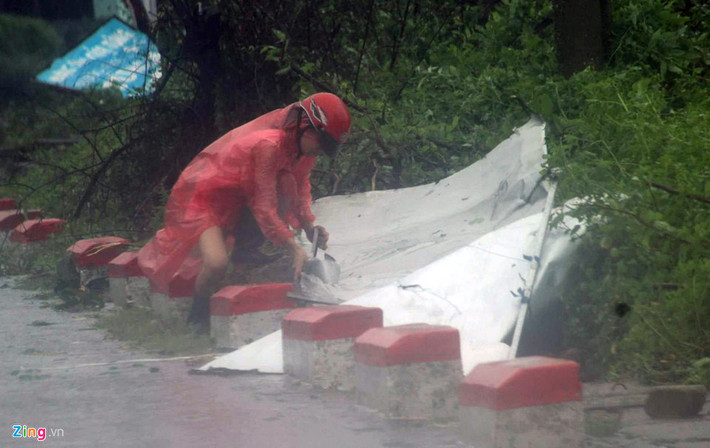 Khu vực bãi biển Cửa Tùng, Quảng Trị gió giật rất mạnh lúc 10h. Ảnh: Điền Quang.