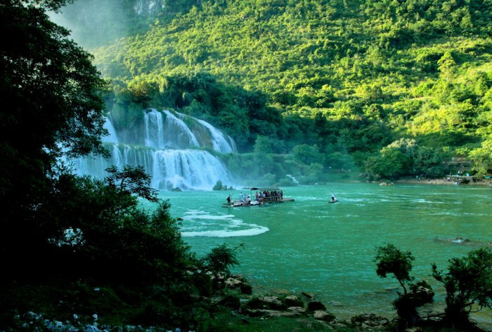Hiện, Vườn quốc gia Pù Mát là điểm đến hấp dẫn. Đến Vườn quốc gia Pù Mát, khách tham quan có cơ hội khám phá quần thể điểm du lịch tại Môn Sơn (cây đa Cồn Chùa, đập Phà Lài, sông Giăng, khe Khặng, thác Làng Yên…); làng nghề dệt thổ cẩm; thành Trà Lân, bia Mã Nhai, hang Ông Trạng...