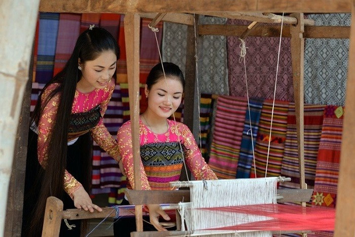 Sự đa dạng của các tộc người đã tạo cho Vườn quốc gia Pù Mát nhiều nét văn hoá dân gian đặc sắc có giá trị. Đó là vải thổ cẩm và các sản phẩm từ thổ cẩm; cơm lam Kẻ Quạ, cá mát sông Giăng, Lạp Pa, thịt chua, canh măng đắng, canh bon, rượu trấu.