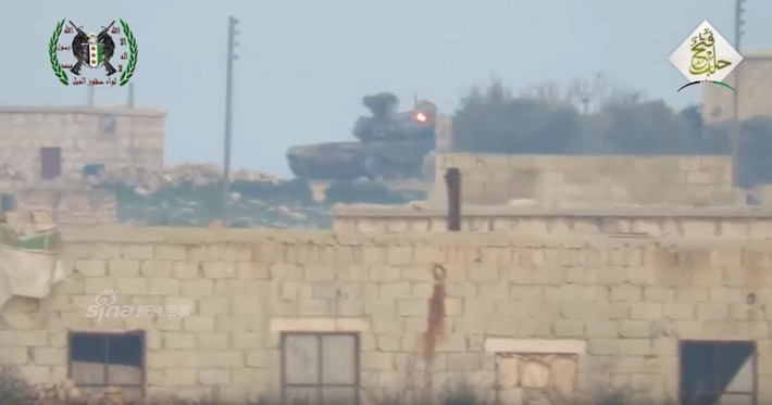Trước đó, một chiếc xe tăng T-90 của quân đội Syria đã trúng đạn tên lửa TOW-2A của phiến quân IS trong quá trình giao chiến.