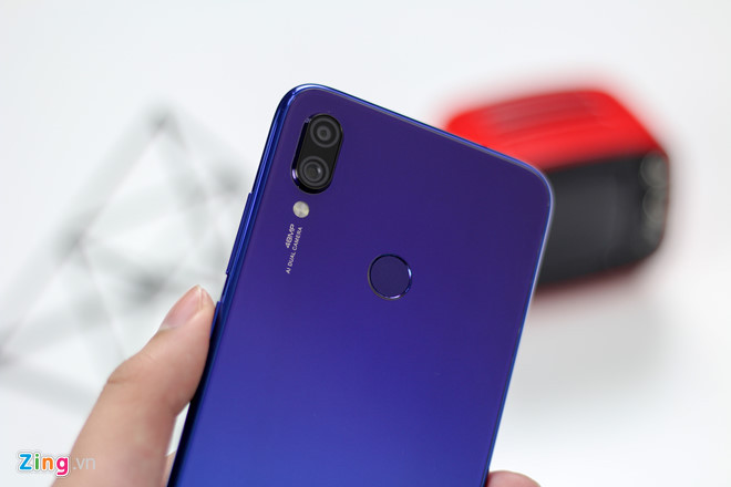 Nổi bật ở mặt lưng là cụm camera kép với ống kính chính 48 MP cùng ống kính phụ 5 MP. Cụm camera này được thiết kế nhô lên hẳn so với mặt lưng do đó người dùng nên sử dụng ốp lưng để bảo vệ trong quá trình sử dụng. Ở chế độ tự động, máy sẽ cho ra ảnh có độ phân giải 12 MP. Để có thể chụp hình với độ phân giải 48 MP, người dùng cần chuyển qua chế độ chuyên nghiệp.
