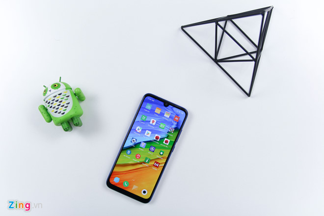 Redmi Note 7 là smartphone đầu tiên mang thương hiệu Redmi sau khi được tách ra khỏi Xiaomi. Máy có ngoại hình khá giống với chiếc Xiaomi Mi Play khi sở hữu màn hình giọt nước cùng thiết kế mặt lưng nhiều màu sắc, có thể thay đổi theo góc nhìn.