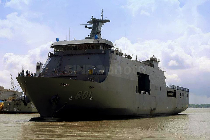 Nguồn tin cơ quan dịch vụ công cộng Philippines xác nhận với IHS Jane's hôm 21/9 rằng, tàu hải vận BRP Tarlac (601) mới đưa vào phục vụ không lâu đã bị hư hỏng phần mũi sau một vụ va chạm trên biển.