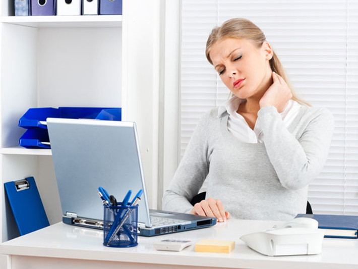 Ngồi quá lâu: Các nghiên cứu cho thấy, ngồi quá lâu, đặc biệt là trước màn hình điện thoại hay máy vi tính làm tăng khả năng bị ung thư da. Bởi thói quen này khiến da giảm đàn hồi, yếu, thiếu sức sống và mất khả năng chống lại sự tấn công của các bệnh ung thư.