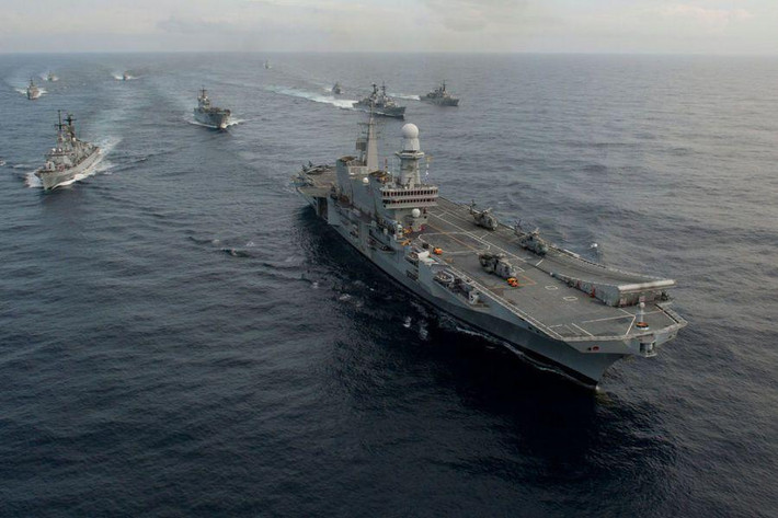 Quan sát kĩ, ngay sau tàu sân bay Cavour là tàu sân bay hạng nhẹ Giuseppe Garibaldi đi giữa cặp tàu khu trục hộ tống.