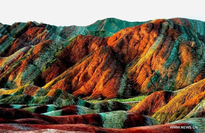 Hạt Taining, tỉnh Phúc Kiến, đã có những ví dụ rất điển hình về hình thái đất "danxia" non trẻ, trong đó các thung lũng sâu, hẹp đã được hình thành.