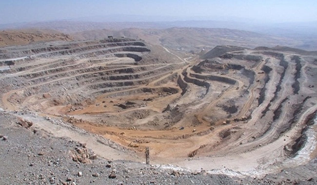 Năm 2012, hãng tin Fars dẫn lời ông Borna cho hay Iran có 68 loại khoáng sản khác nhau. Theo số liệu của World Bank, GDP của Iran năm 2017 là hơn 454 tỷ USD và GDP bình quân đầu người của nước này là 5.593,854 USD/năm (~130 triệu đồng/năm).