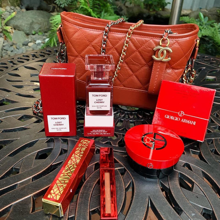 Một lần khác cô nàng lại sắm đồ tông đỏ từ nước hoa Tom Ford Lost Cherry; cushion Giorgio Armani; son kem lỳ của Nars. Cũng không thể không nhắc đến túi Chanel Gabrielle sang chảnh.