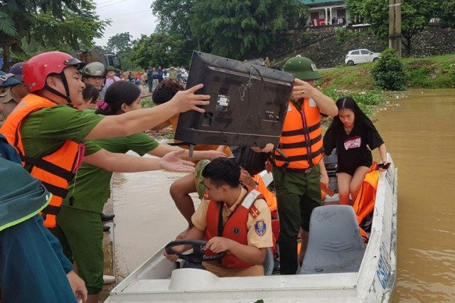 Lực lượng công an dùng ca nô giúp người dân sơ tán.