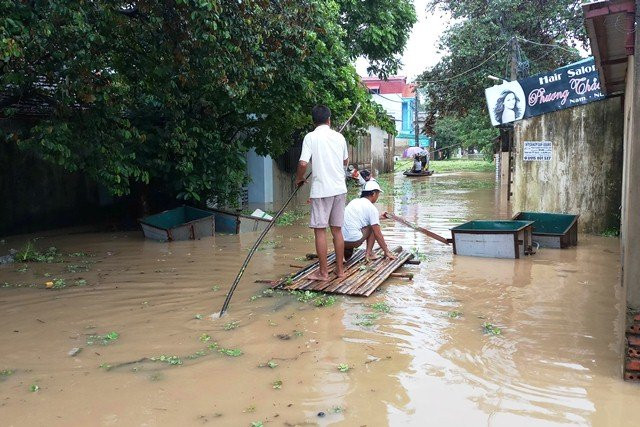 “Hiện chưa có thống kê thiệt hại về tài sản nhưng hơn 20ha hoa màu của bà con nhân dân xã Thiệu Dương có nguy cơ mất trắng vì bị nước nhấn chìm. Chính quyền xã và các lực lượng chức năng đang túc trực 24/24h để kịp thời ứng phó với những tình huống khẩn cấp có thể xảy ra, hạn chế tối đa thiệt hại về người và tài sản do mưa lũ”, ông Tuấn thông tin.