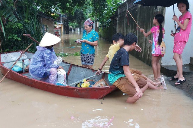 Thuyền bè là phương tiện di chuyển của người dân lúc này.