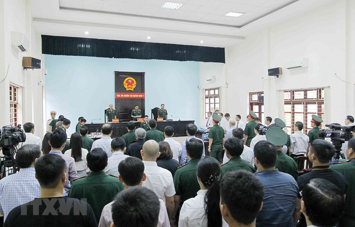 Quang cảnh phiên tòa xét xử Đinh Ngọc Hệ.