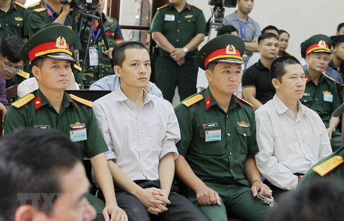 Bị cáo Trần Xuân Sơn (bên trái), nguyên Giám đốc Chi nhánh Công ty Cổ phần Phát triển đầu tư Thái Sơn (Bộ Quốc phòng) và bị cáo Trần Văn Lâm (bên phải), nguyên Tổng giám đốc điều hành Công ty Cổ phần Đầu tư Thái Sơn (Bộ Quốc phòng) tại phòng xét xử.