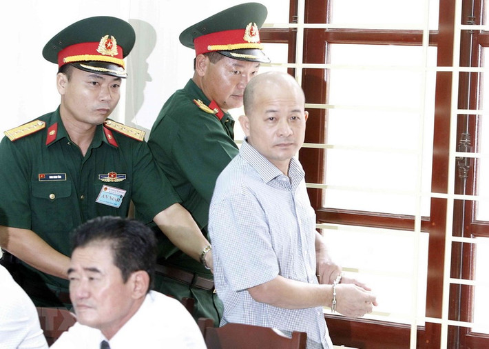 Dẫn giải bị cáo Đinh Ngọc Hệ, nguyên Phó Tổng giám đốc Tổng Công ty Thái Sơn (Bộ Quốc phòng) vào phòng xét xử.