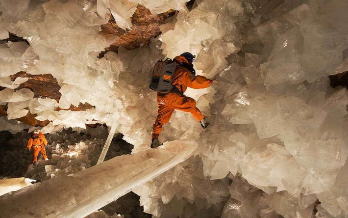 Hang Pha lê Naica nằm ở độ sâu 300 m so với mặt đất. Trong hang, các khối tinh thể khổng lồ có thể đạt chiều dài hơn 10 m. Một số khối có trọng lượng lên tới 55 tấn. Ảnh: Travel+Leisure.