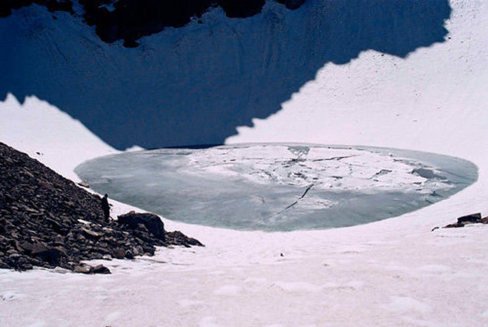 Thoạt nhìn, hồ Roopkund như một kỳ quan thiên nhiên rất xinh đẹp. Nhưng vào thời điểm băng tan chảy, có thể nhìn tận đáy của hồ nước cạn, bộ mặt đáng sợ của hồ nước mới lộ ra. Nguồn ảnh: Hellotravel